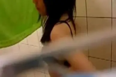 Siswi SMA Bandung Cantik Live Mandi Di Toilet